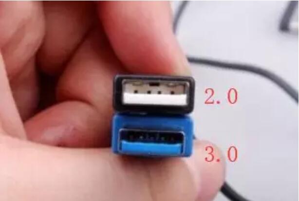 如何区分 USB 3.0 和 2.0 